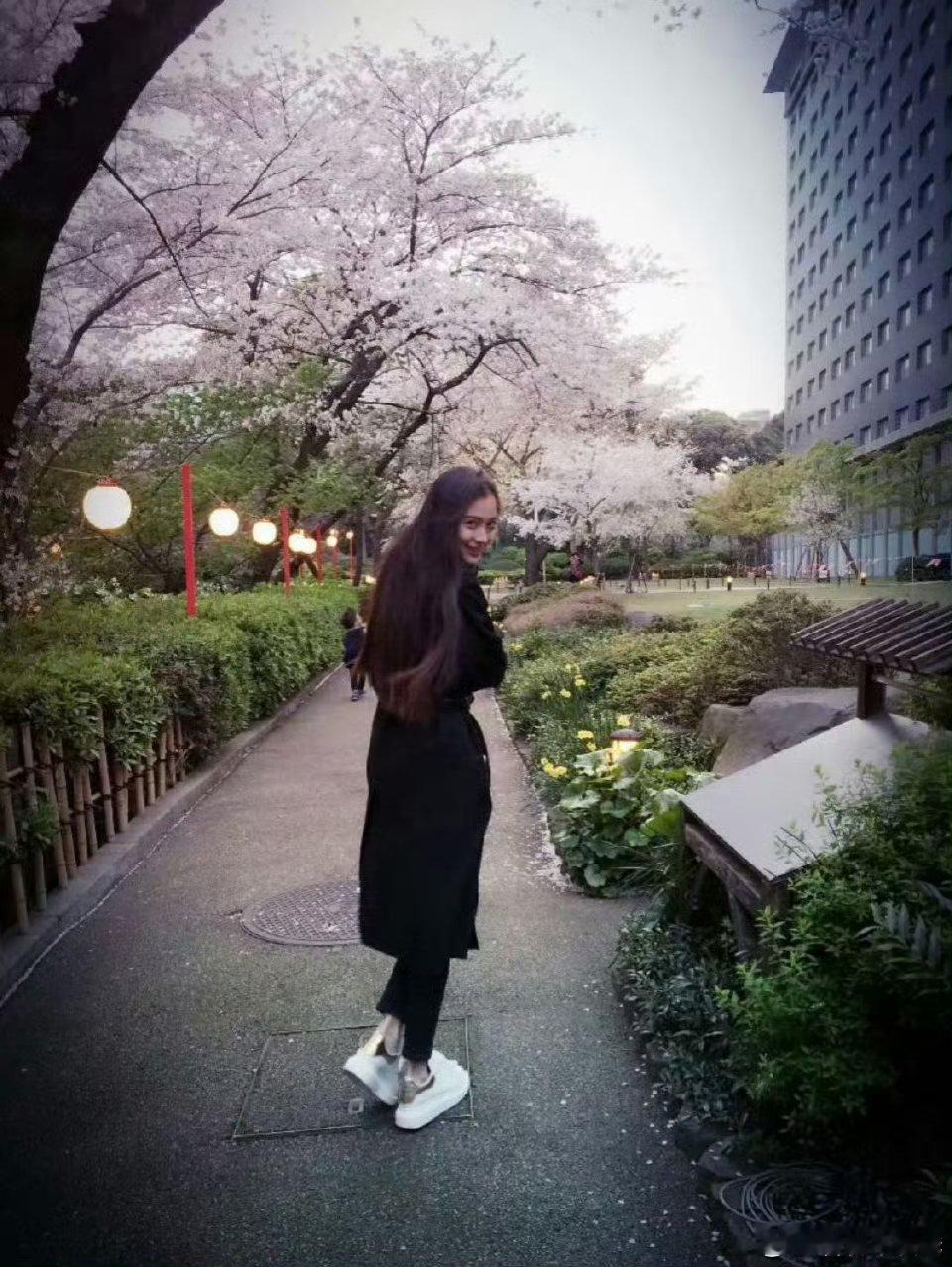 Angelababy的休闲假期明星片，很喜欢啦，人比花娇 ​多多分享日常好不好?