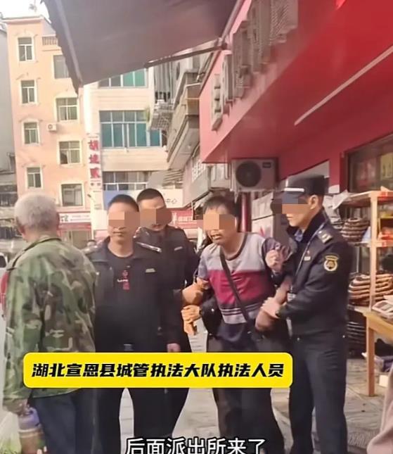 
10月31日，湖北恩施宣恩县，一便利店门口，一名商贩和多名城管人员发生肢体冲突