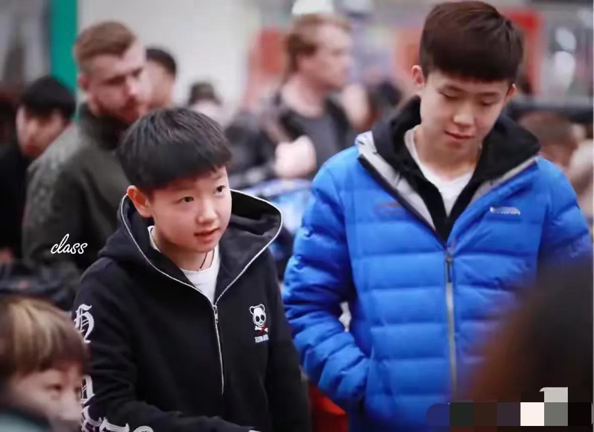 19年出发布达佩斯时的合照
楚钦那时候还很青涩
现在已经长成成熟的男人
莎莎真的