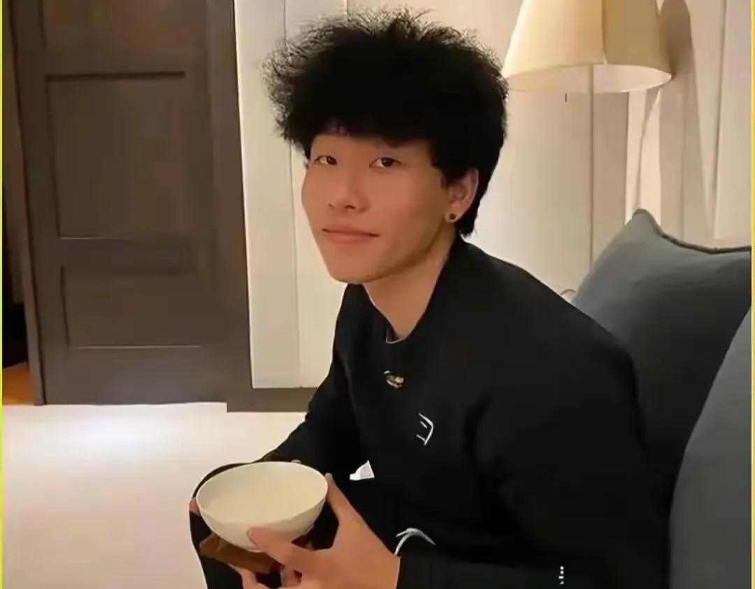 2025年，陈坤之子陈尊佑迎来成年礼。这个在父亲呵护下成长的少年，以建筑专业学子
