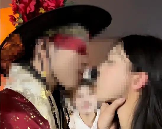 用嘴咬着棒棒糖送到游客嘴里的景区NPC擦边被批了。
在这背后，是现在各地文旅实在