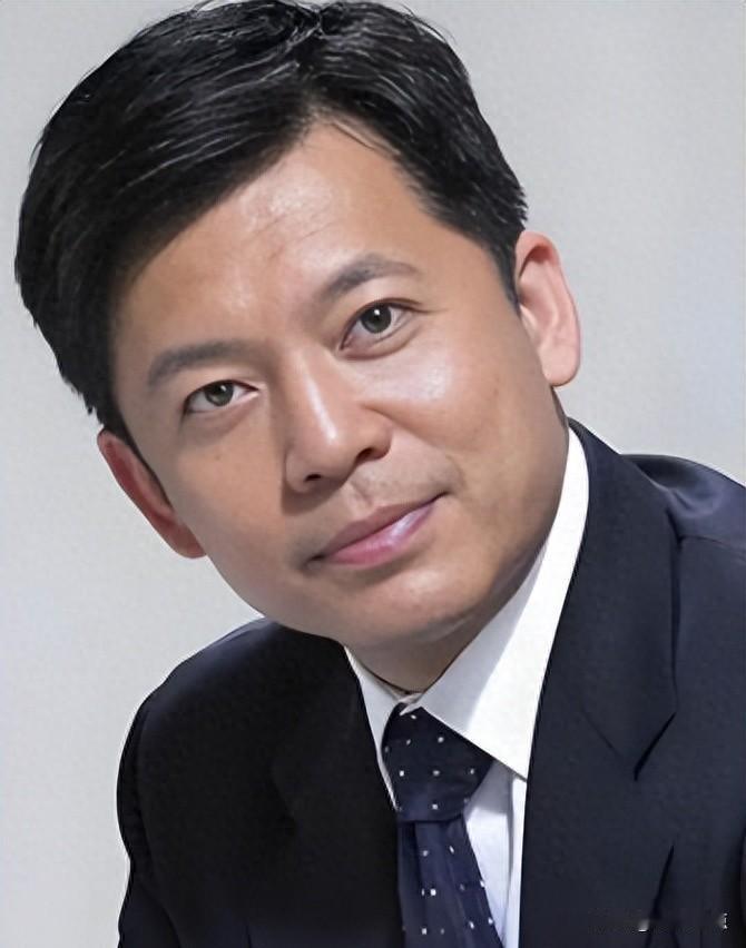 三十一年没晒老婆，全网炸锅了，他却说最对的事就是娶了个普通人。
去年年底刷到何政