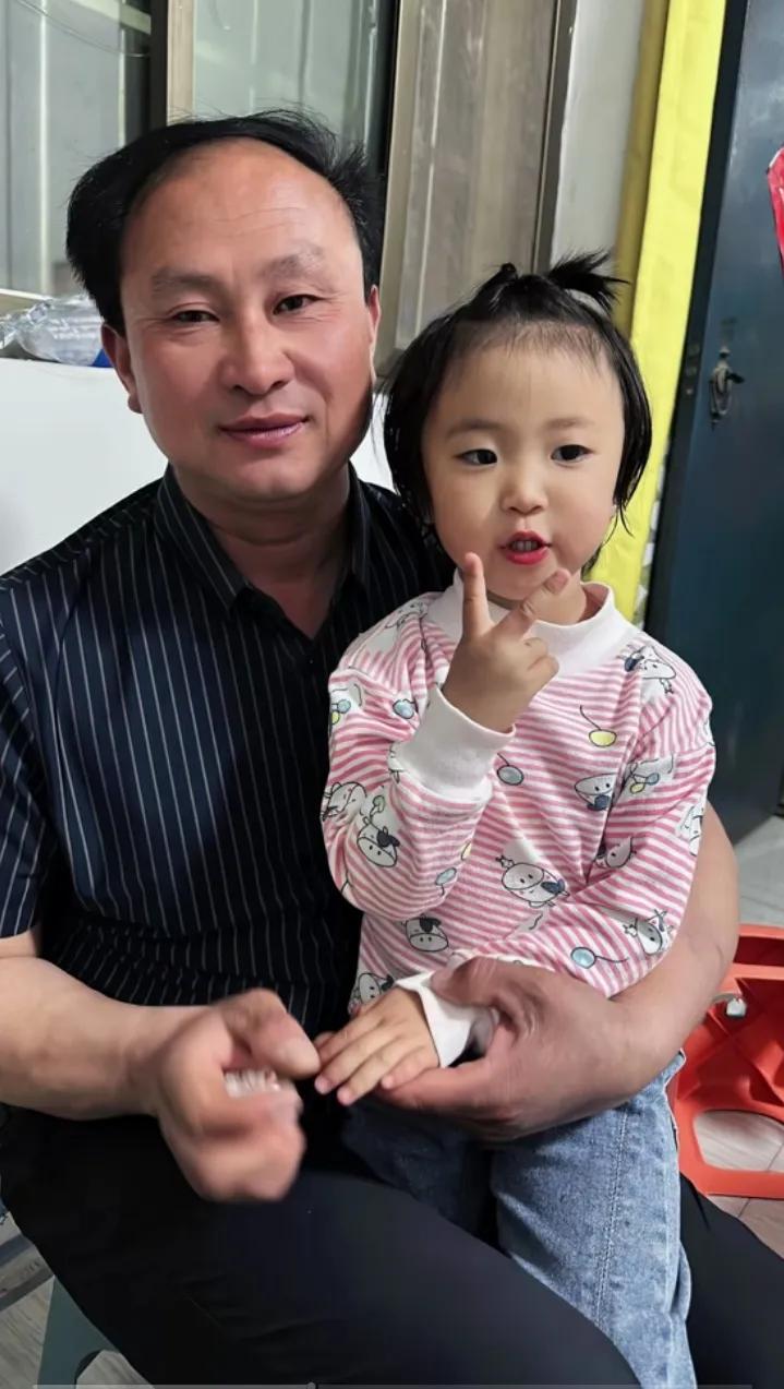河南小满儿，一点也不随爸爸的五官，爸爸看上去稳重大气，儒雅有学问，小满儿古灵精怪