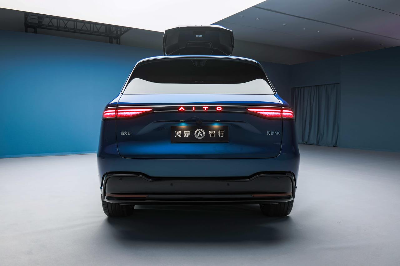 在新能源汽车行业，外观设计不仅是吸引消费者的关键因素，也是品牌形象的重要体现。问