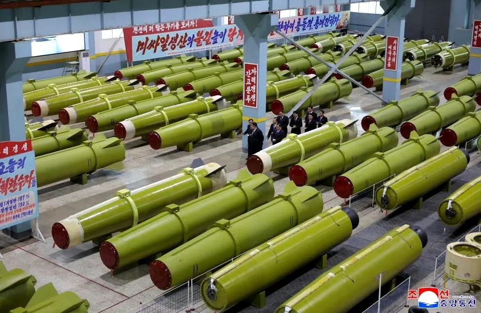 朝方领导人视察军工企业时强调，在提高战争遏制力方面，导弹及炮弹生产部门占着最重要