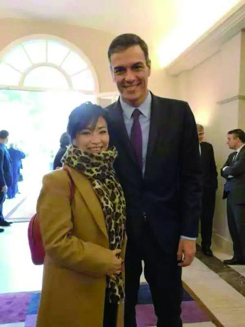 西班牙首相佩德罗好高，他身高1.9米，一般人站在他身旁都很小鸟依人。他娶的妻子也
