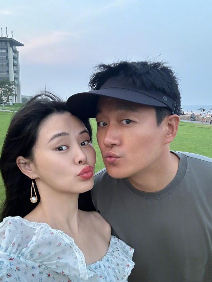 又是吃狗粮的一天！佟大为关小悦结婚还分两纪念日，一个登记纪念日，一个婚礼纪念日！