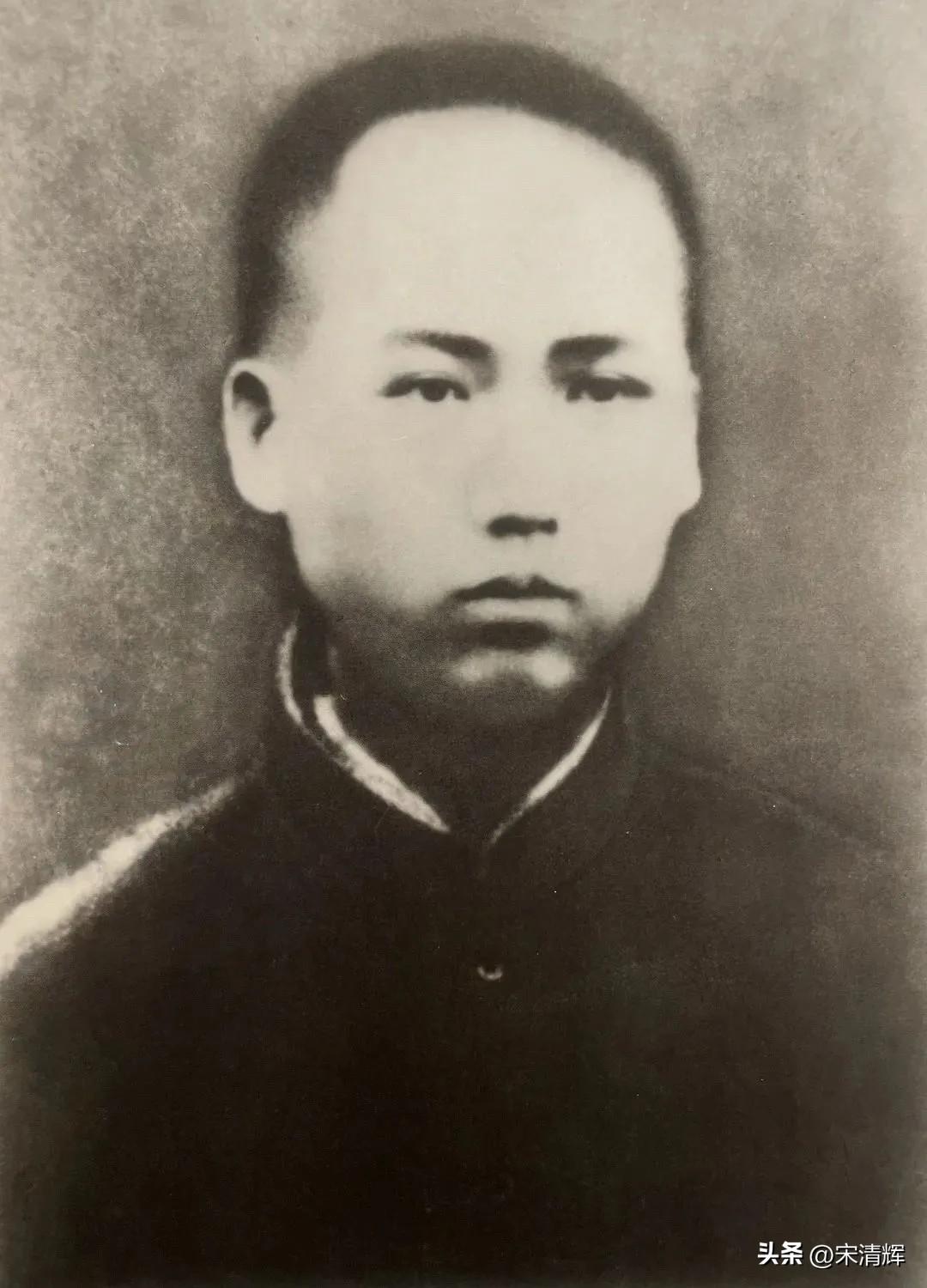 学生时代的毛泽东勤奋读书，是学校中品学兼优的佼佼者。图为1913年，毛泽东在湖南
