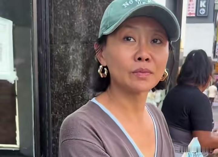 纽约街头翻垃圾桶，自称“自主创业”？长春宋女士的魔幻走红，扯下了多少海外滤镜！