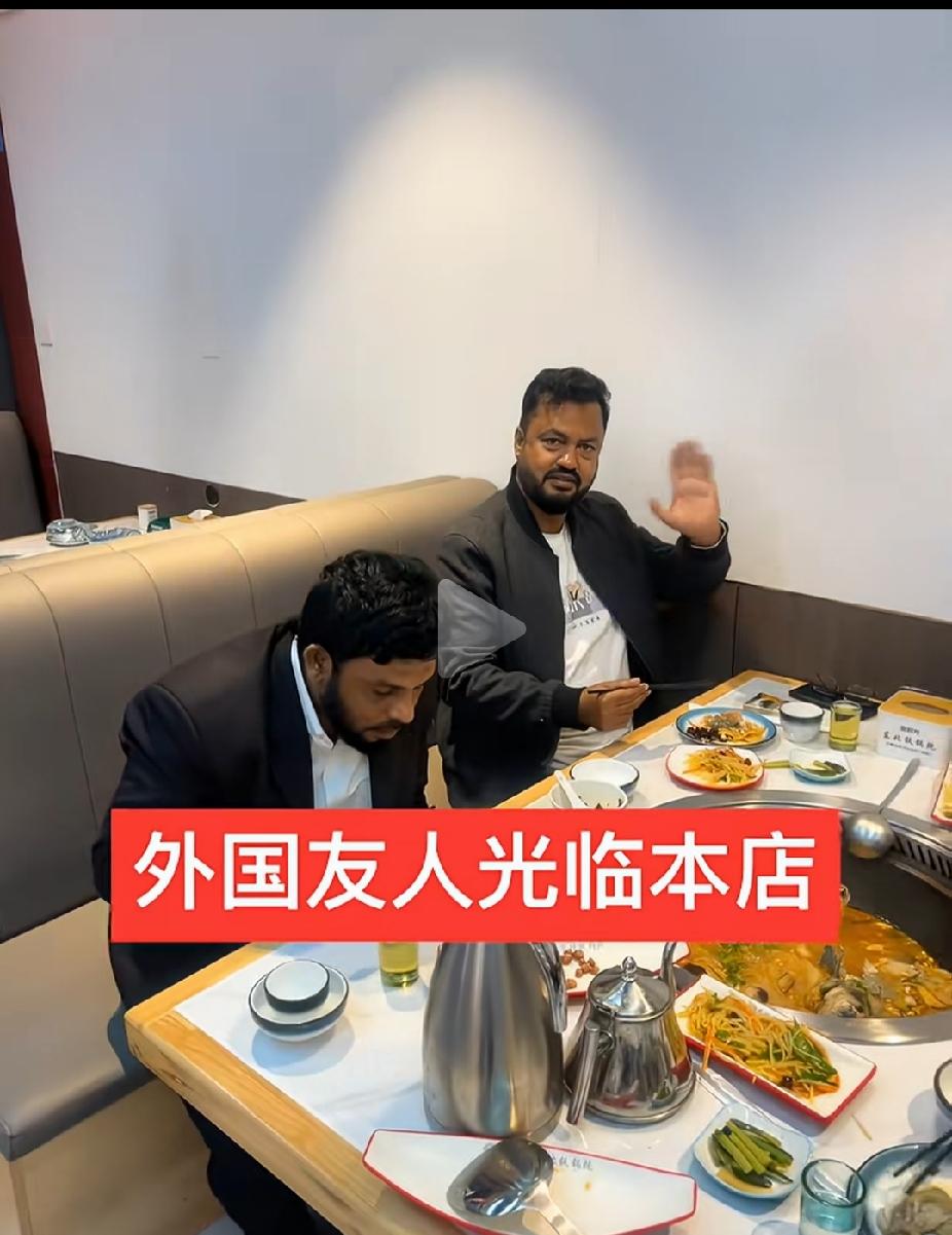 见了老外就非得往上贴吗？见过老外是什么了不起的事儿吗？几个老外进店吃饭，老板拿手