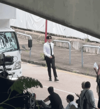 成毅《狩谎》全身造型路透，走路粉狂喜