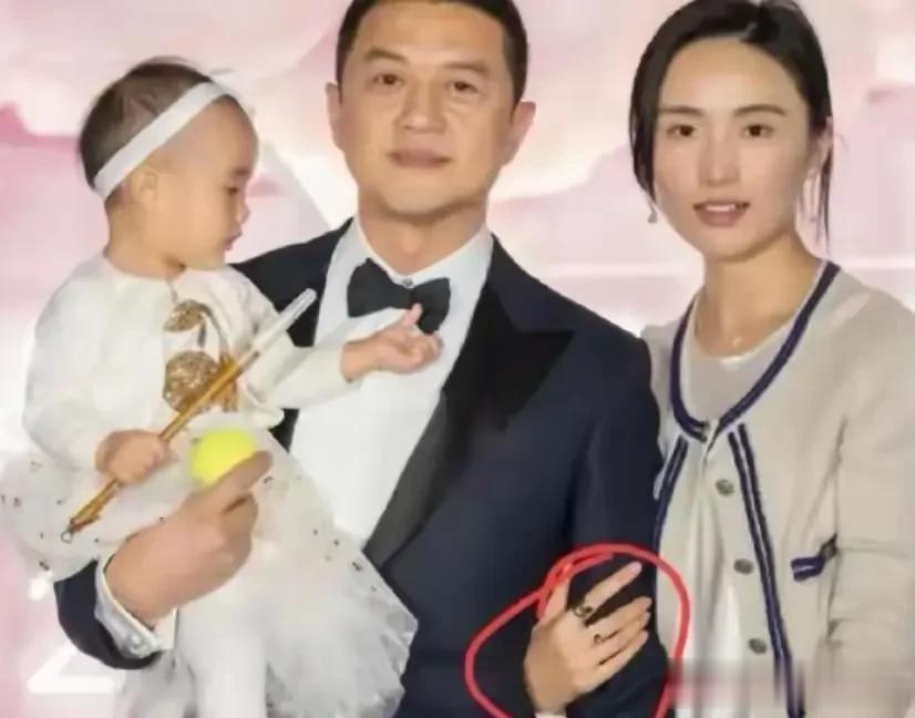 海哈金喜眼里都没有光了，一个人带娃，一个人搬家，一个人撑起这个家，和李亚鹏分居很