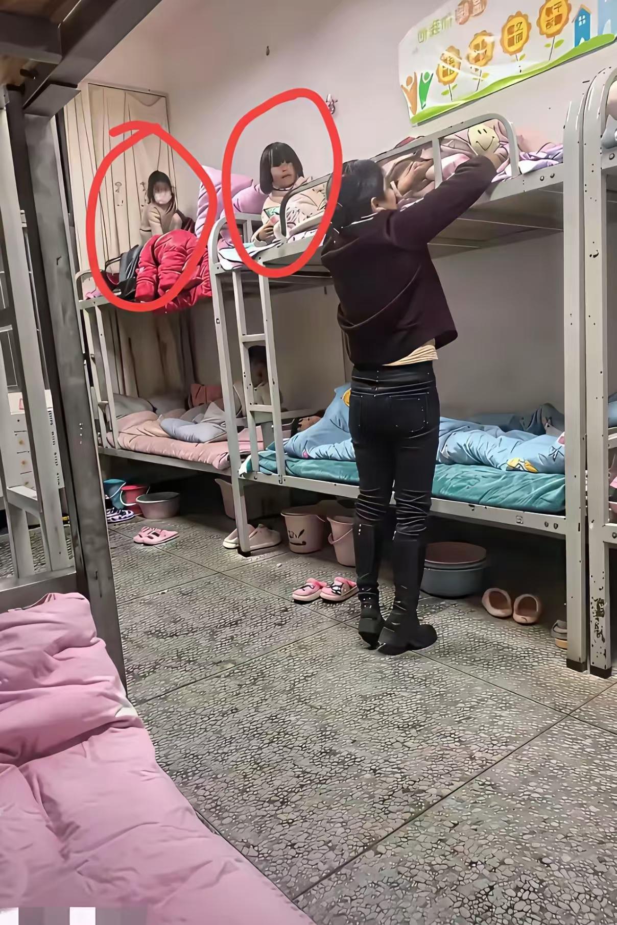 这些父母太狠心了，我宁愿少挣钱。小孩的幸福是什么，大人不了解。反正俺小时候是挺羡