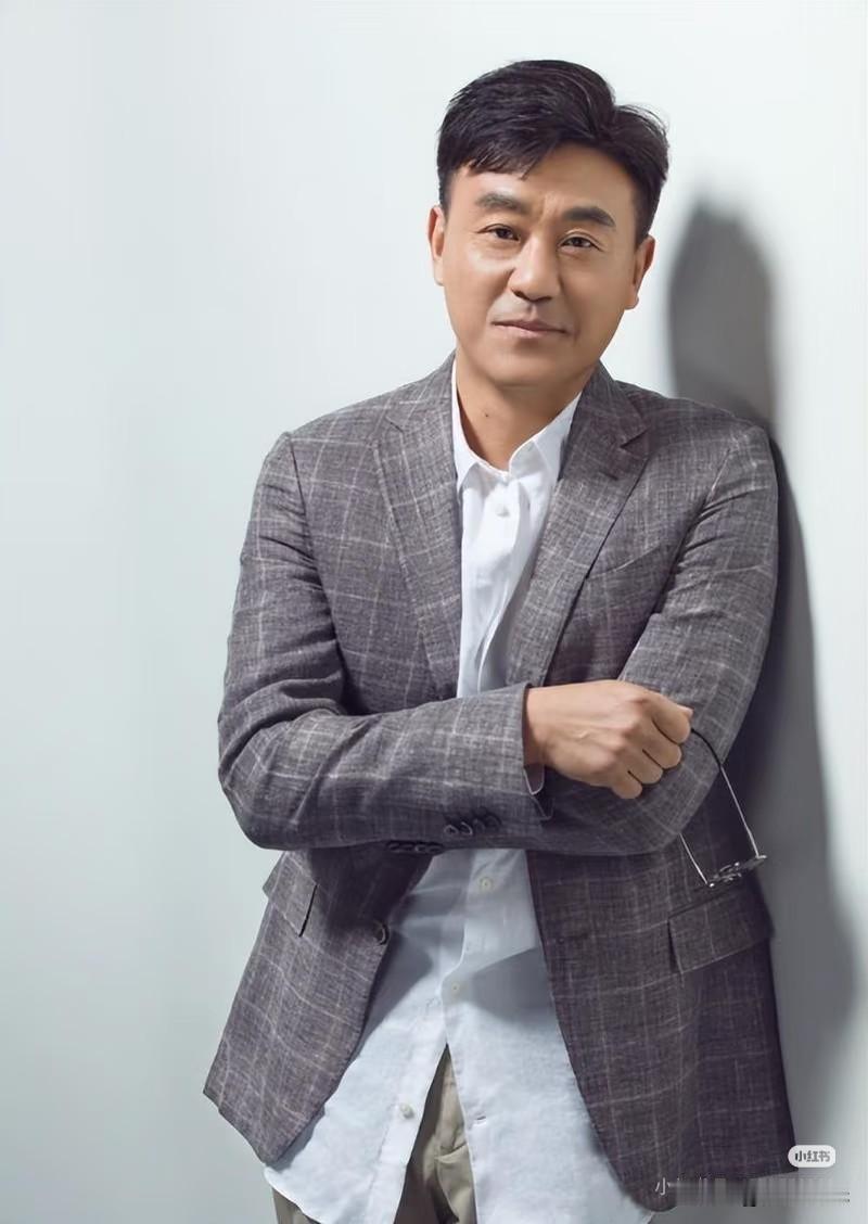 1997年，何冰遇到了多年未见的女同学李海洋，女同学说：“我都29了，嫁不出去了