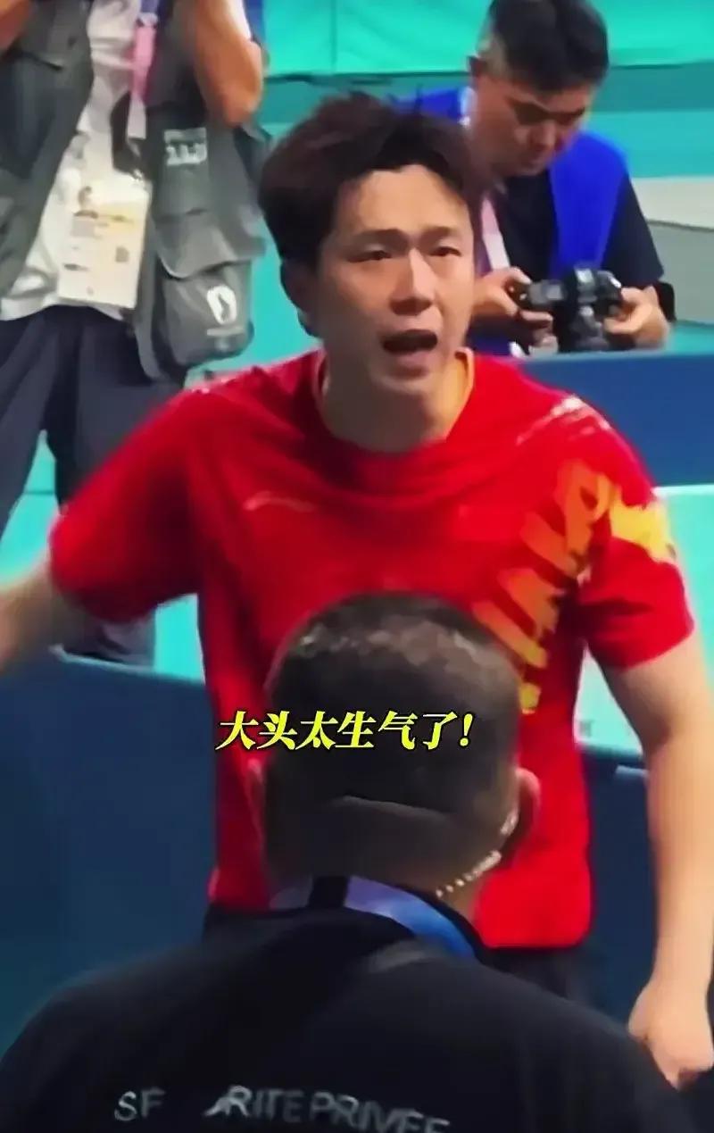 王楚钦夺冠的喜悦却遭受意外冲击！王楚钦混双夺冠时的球拍被一名摄影师意外踩断，在气