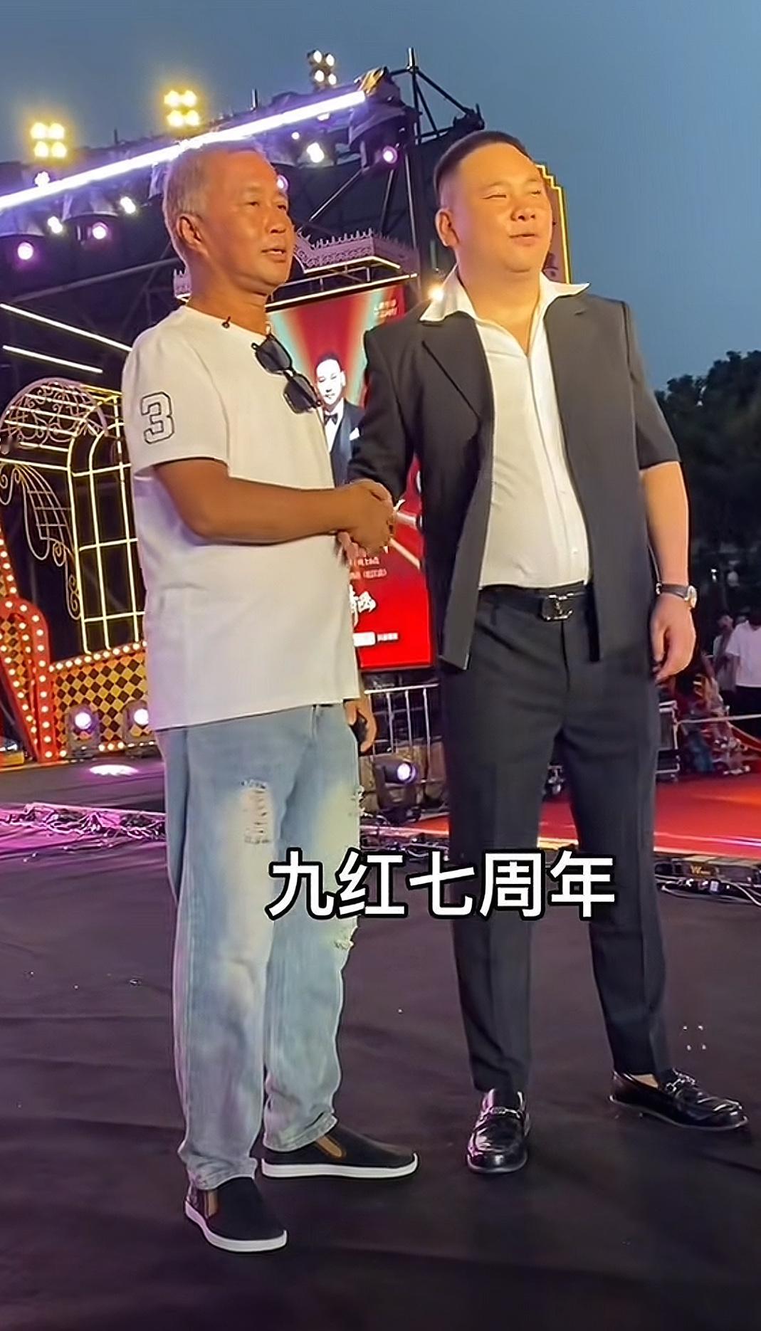 满屏飘318沈巍。沈巍参加9红活动，对方直播间在线人数超10万多人。

谁也没想