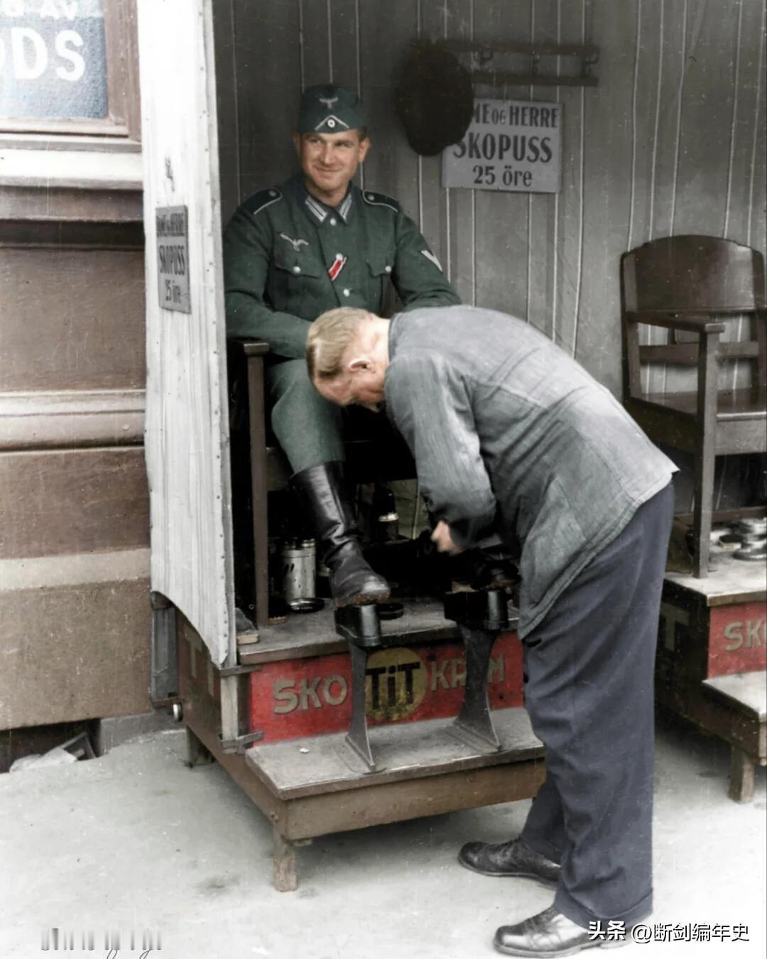 1942年，挪威，一名男子正在为德军士兵擦皮靴。

德军老照片 德军影像 德军服