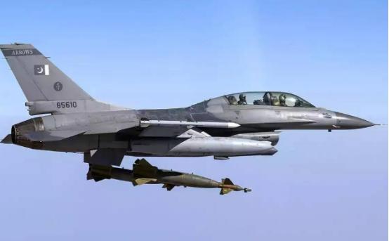 巴基斯坦飞行员曾经有个私下说法：中国战机是 "穷人的 F-16"，凑合能用，但真