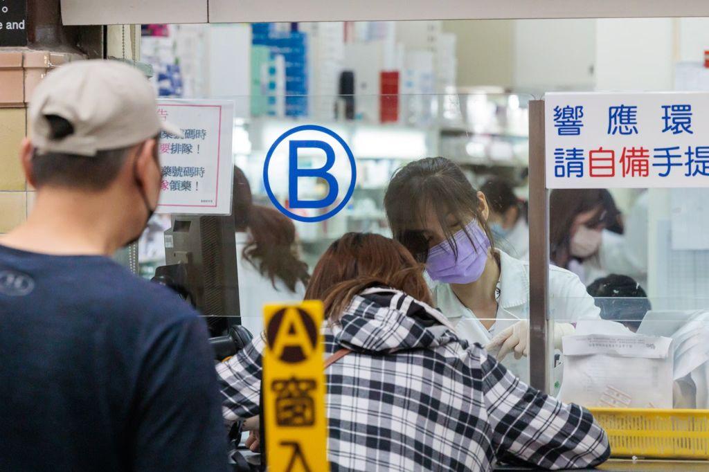 【3大病毒齐发，蓝营批缺药、缺快筛、缺输液、缺病床】
近期岛内新冠、流感、诺如3