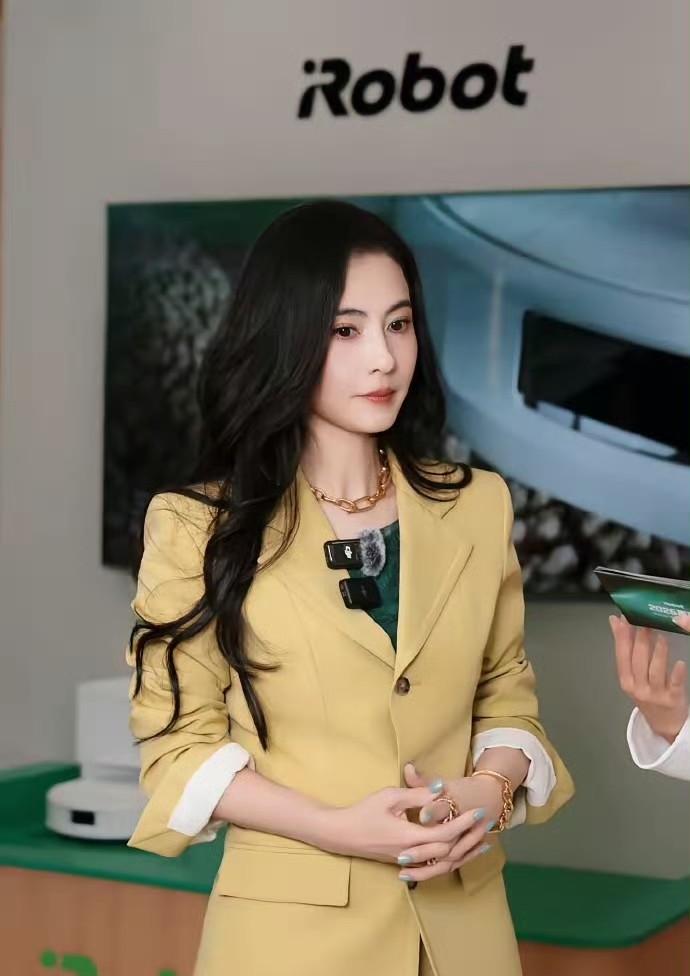 张柏芝晒素颜近照，
有人说她像没老过，不，她只是没按常理出牌而已。

她45岁了