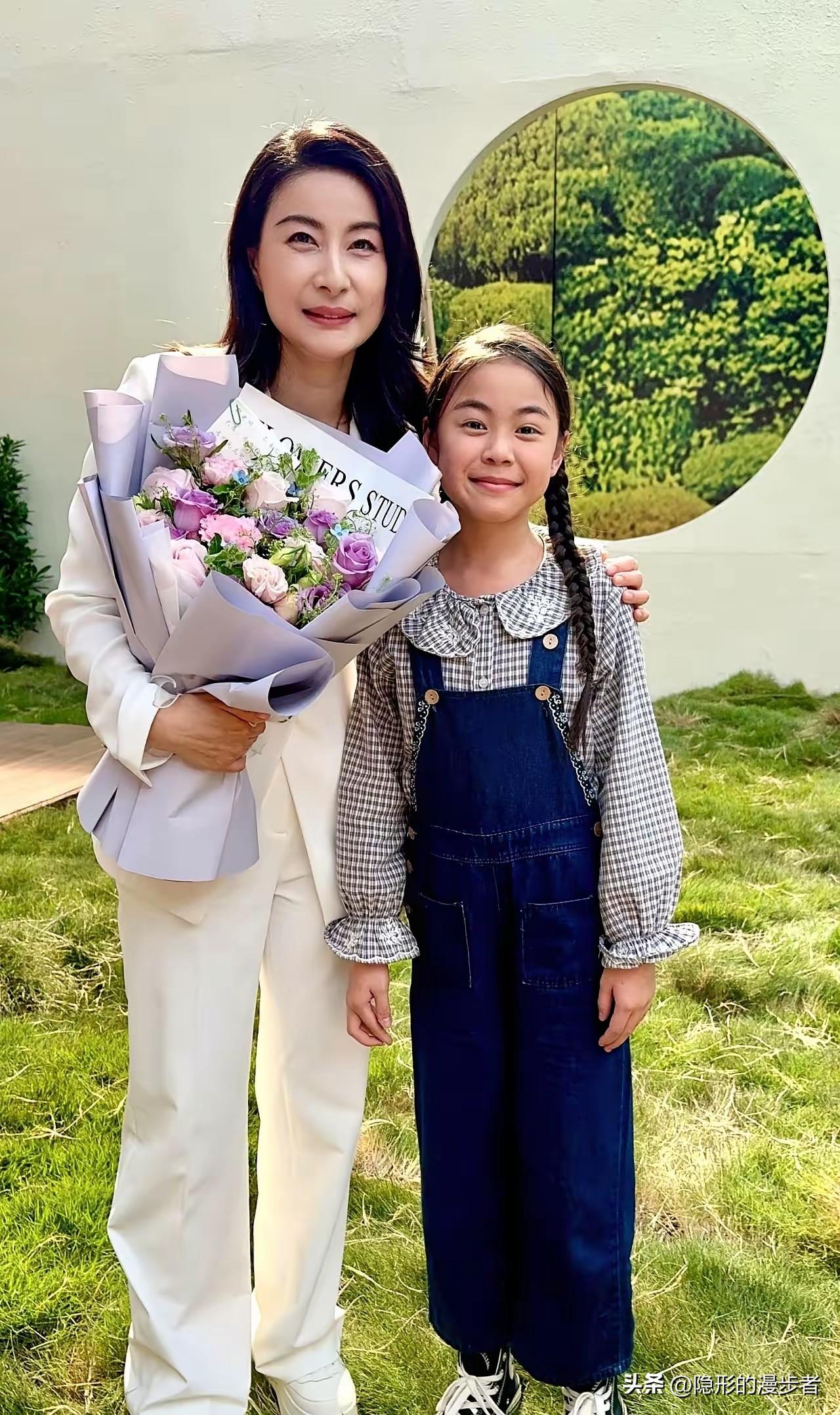 郭晶晶12岁女儿的正面照片曝光后，很多人都觉得很意外。小姑娘长得特别像奶奶朱玲玲