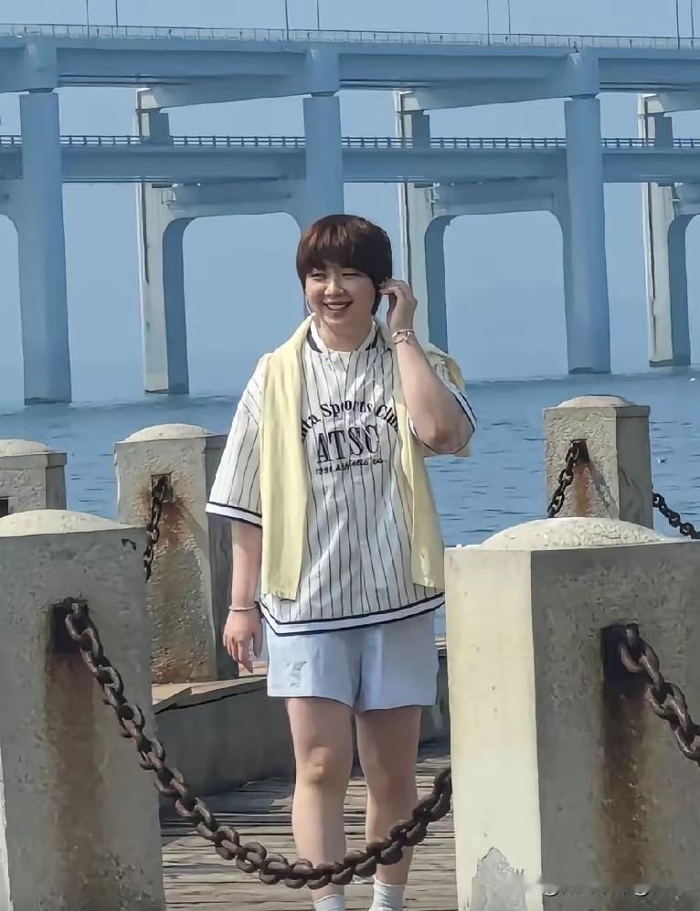 小曼姐打完乒超第一阶段后，抽空去玩了，还去大连看海了哦！

小曼姐今天穿着宽松短