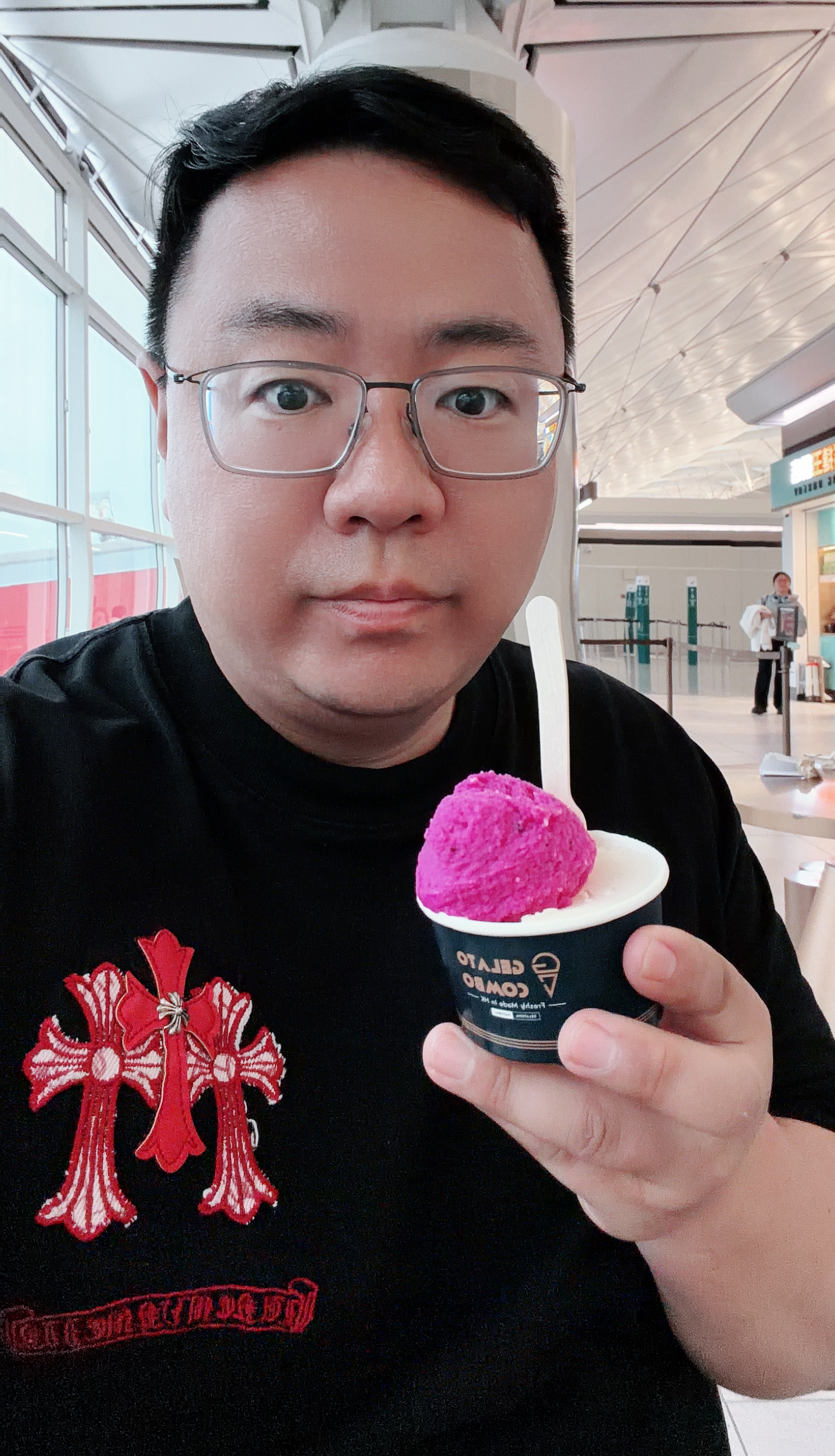 落地香港有些饿了，机场简单吃点，正斗买了碗鲜虾云吞面，配个大安茶室港式奶茶。最后