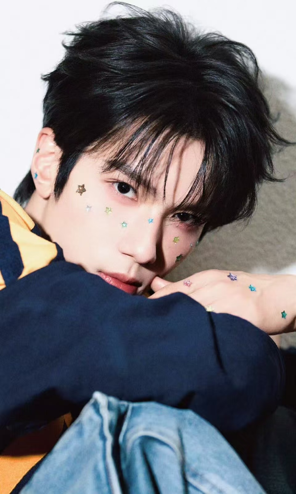 余承恩打卡米兰最翘的屁股谁被余承恩米兰逛展笑到！一本正经看展，却被趣味雕塑吸引，