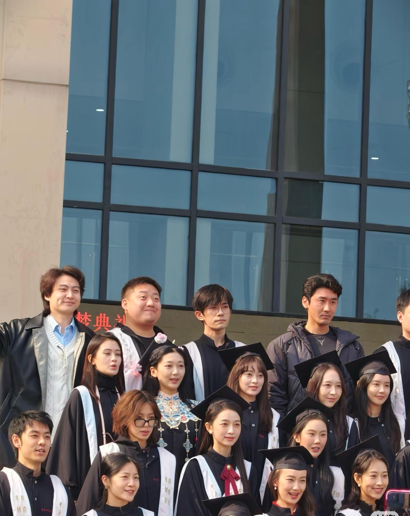 易烊千玺毕业快乐😭没有遗憾了 ​​​