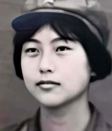 1982年，一位英姿飒爽的女飞行员驾驶运输机从张家口机场腾空而起。当飞机攀升至7