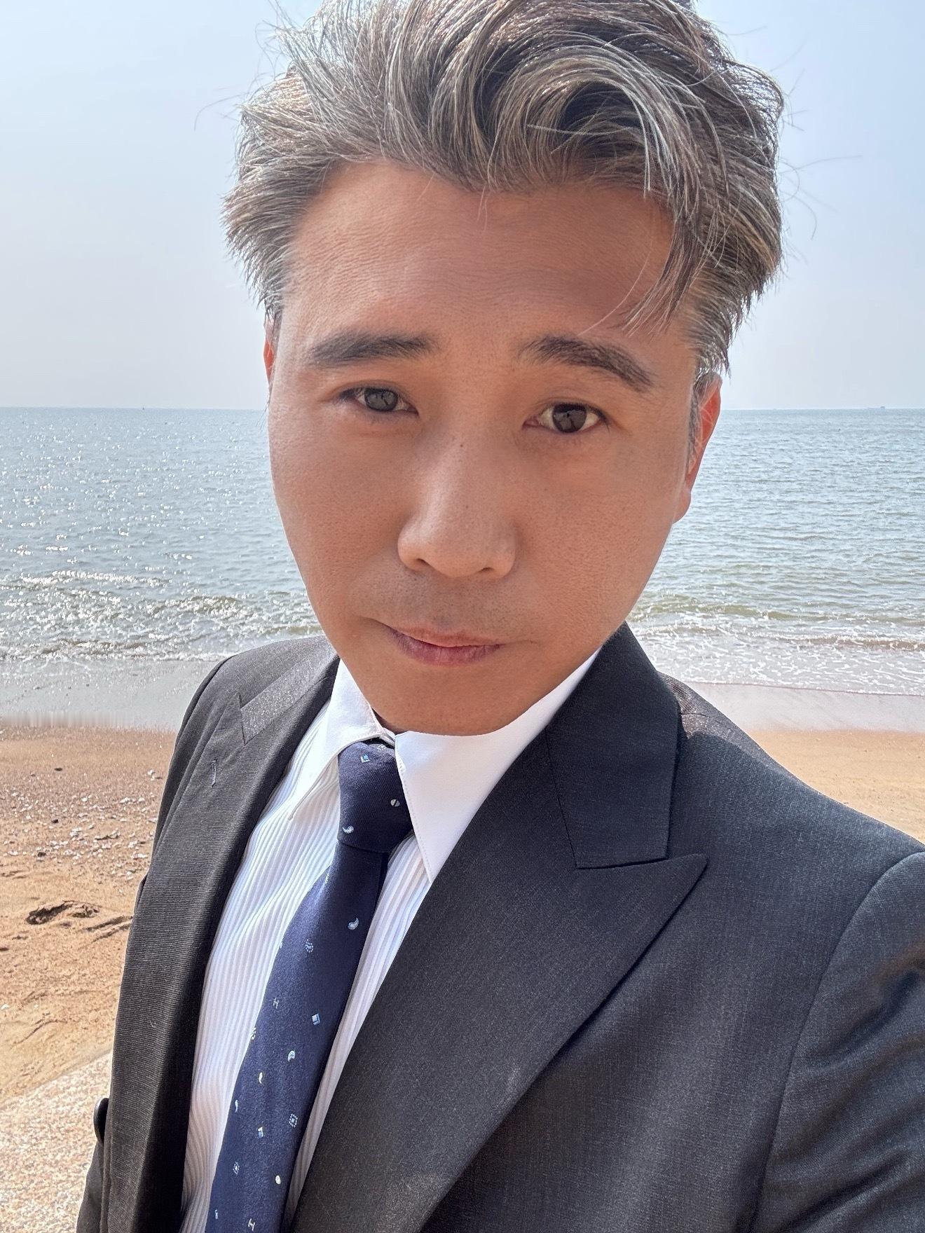 李乃文 老人与海 我笑的🆘，李乃文更新了自己与大海的合影，结果有人说是“老人与