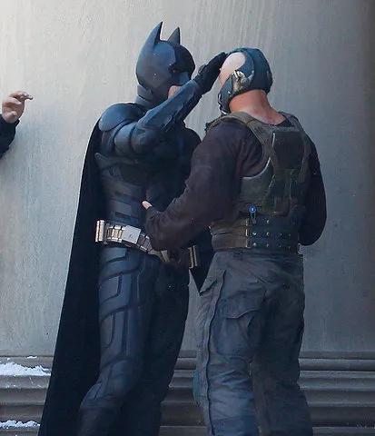 你以为超级英雄的身高靠垫脚？
现在演员片场被虚拟巨人吓到后退。
早期电影如《黑暗