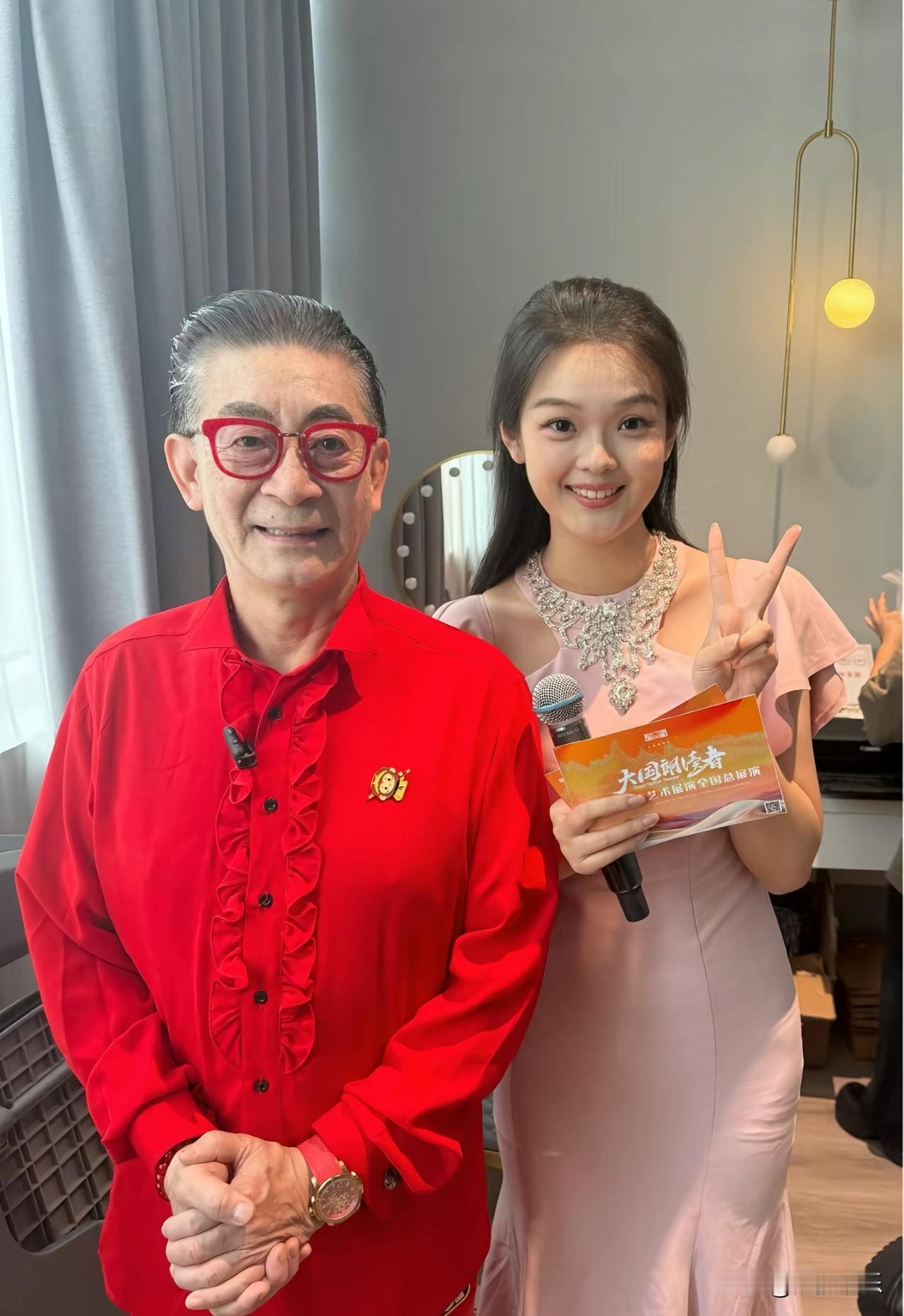 近期
抖音上出现了《西游记》主题的直播
几人打扮成西游记中师徒四人的样子，沿着一