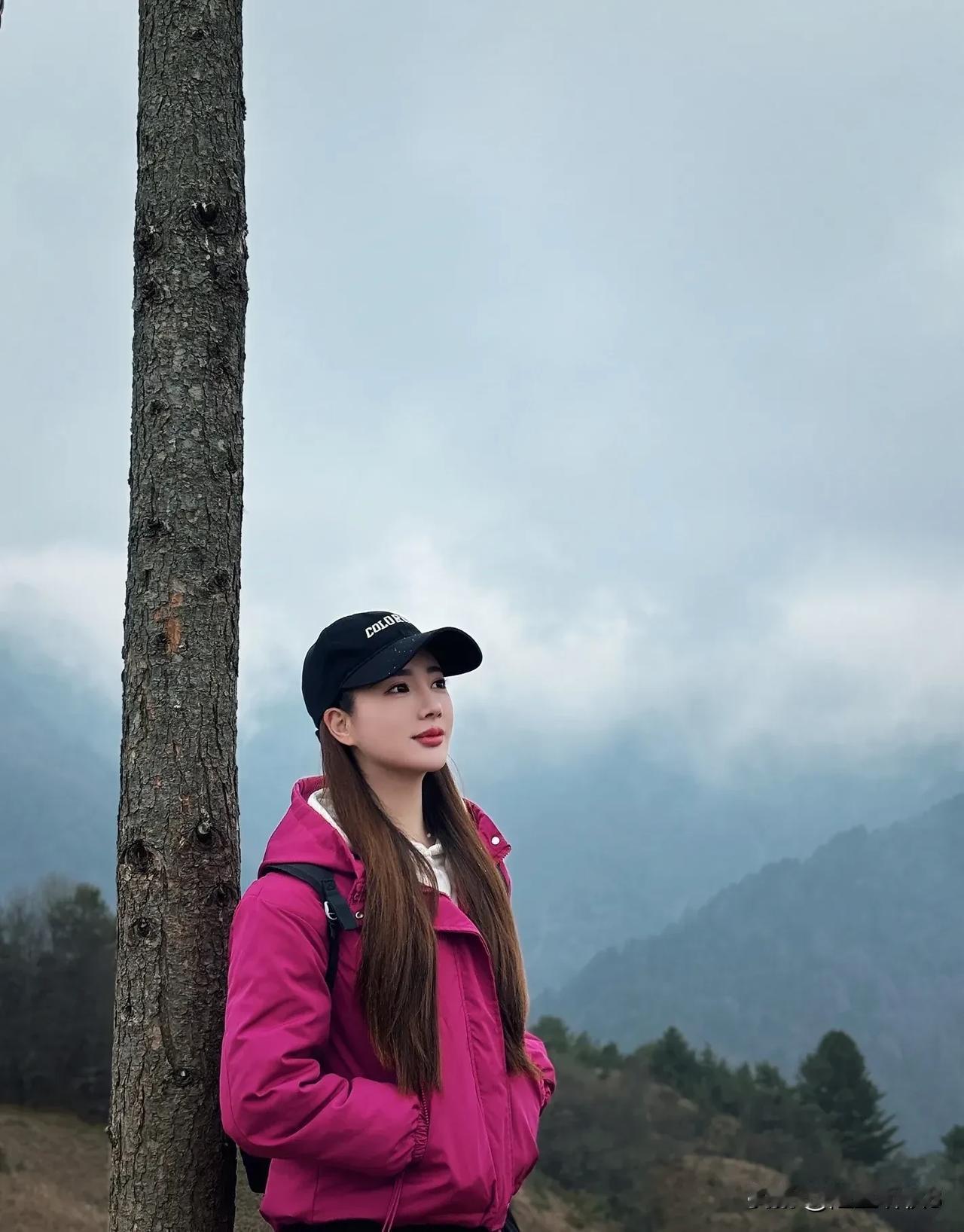 《山在雾里，我在山中》
（原创首发）陋室听秋/文
 
自由的风，穿梭林间，
与森