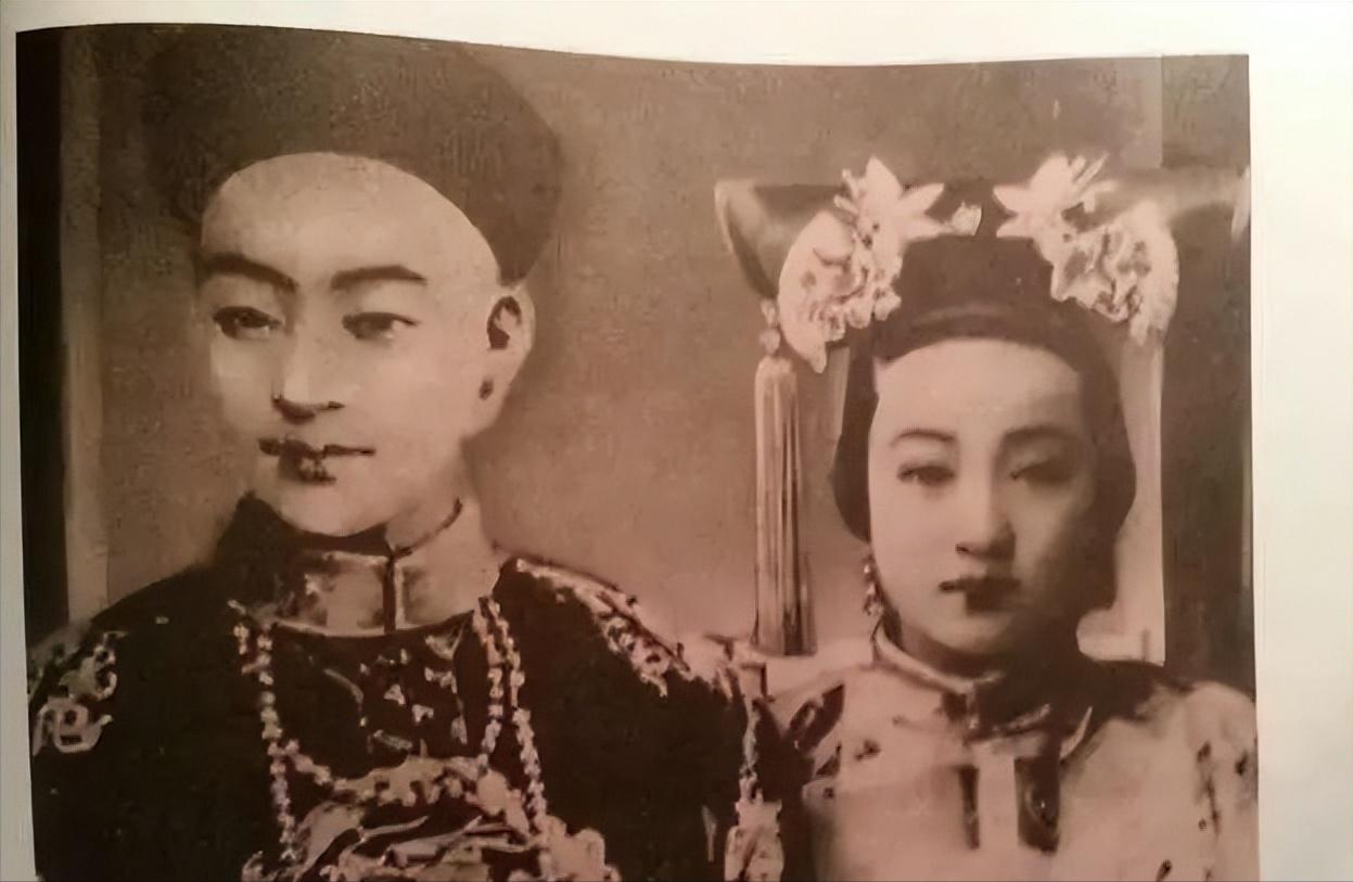 清朝一官宦人家大办喜事，姐妹俩同一天嫁给同一个男人，母亲给她们每人一巴掌，哭诉道