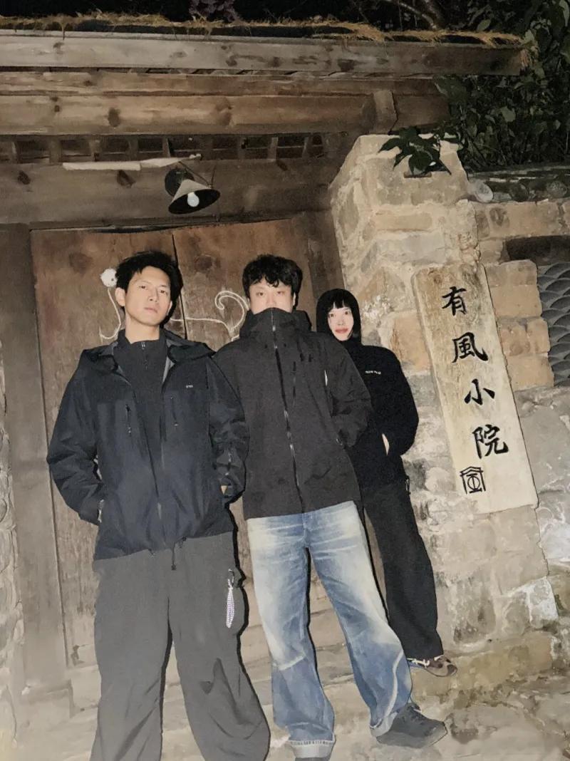 李现性格洒脱自在，形象可爱似大男生，近日他现身云南，还打卡了电视剧取景地“有风小