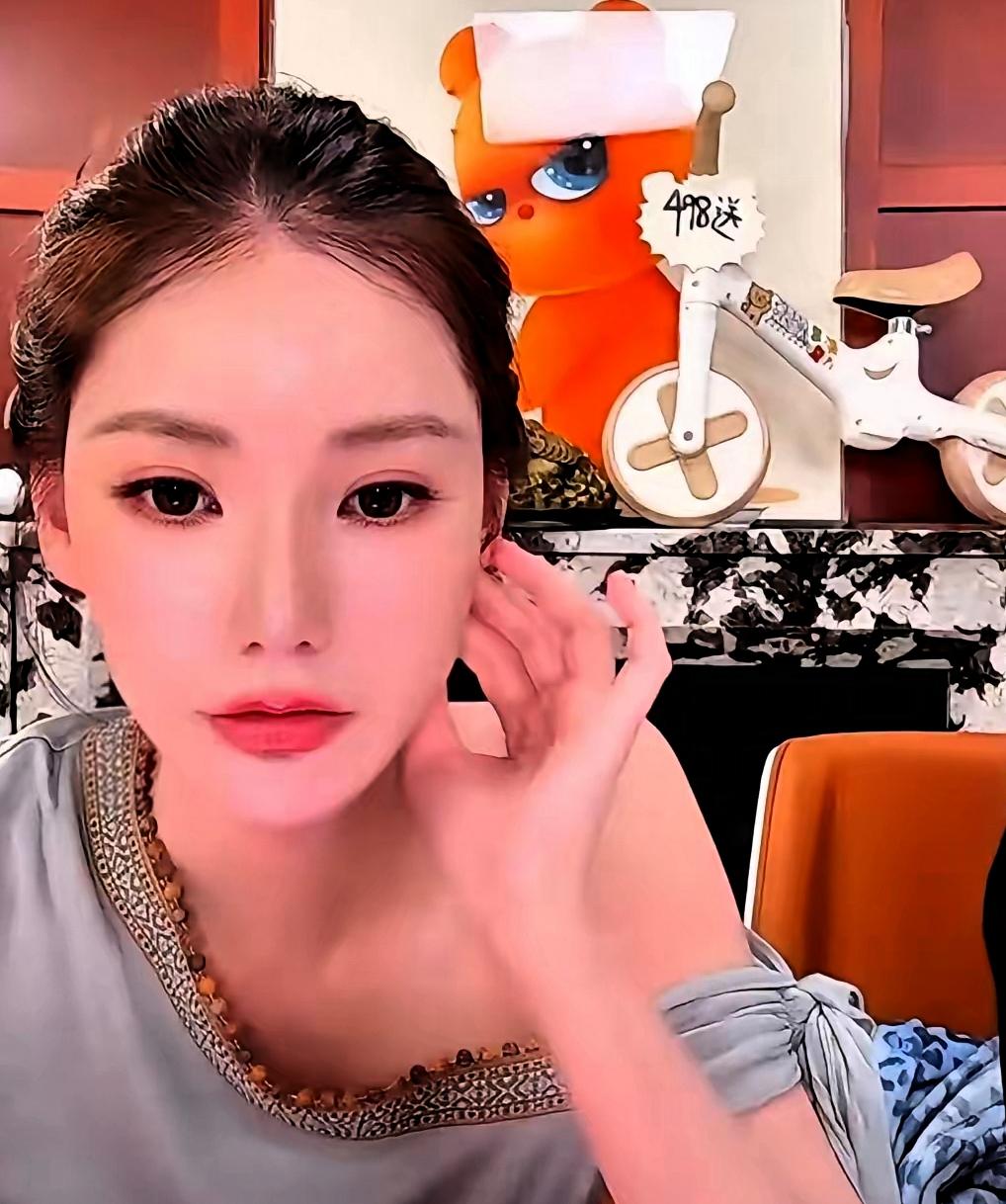 直播间好热闹, 很多人来看, 屏幕上弹幕刷屏, 大家的心愿一样, 都想小杨阿姨留
