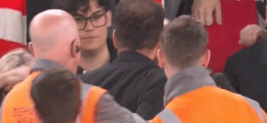 西蒙尼心态崩了 利物浦3-2绝杀马竞，马竞主帅西蒙尼和球迷发生冲突被红牌罚下。赛