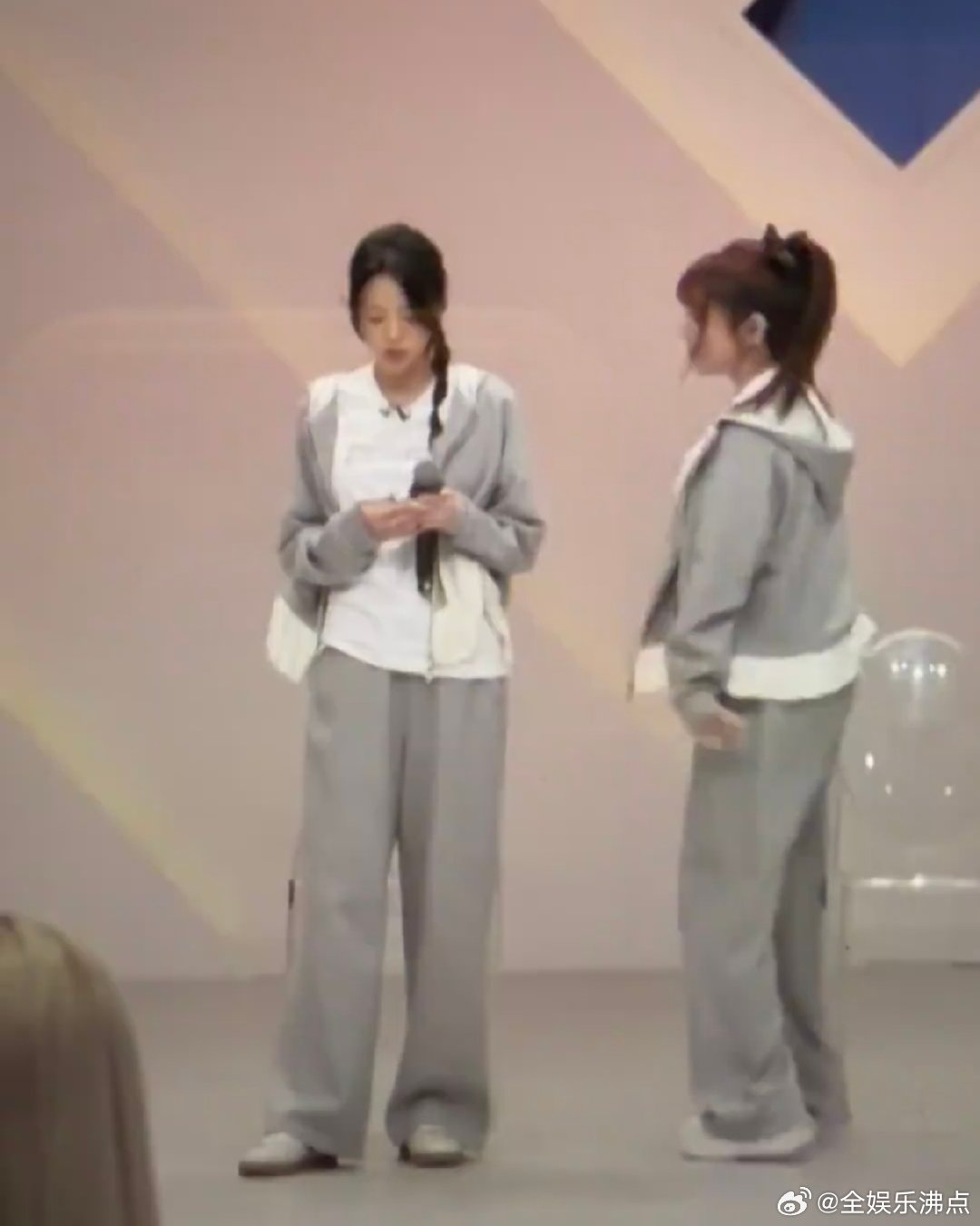 江语晨看小抄江语晨偷看小抄 江语晨在看小抄[破涕为笑] 