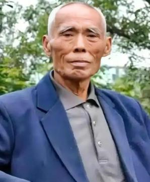 他曾亲手残害过小萝卜头，可亲眼目睹革命志士的惨状下，决心弃暗投明，冒险暗中救出十