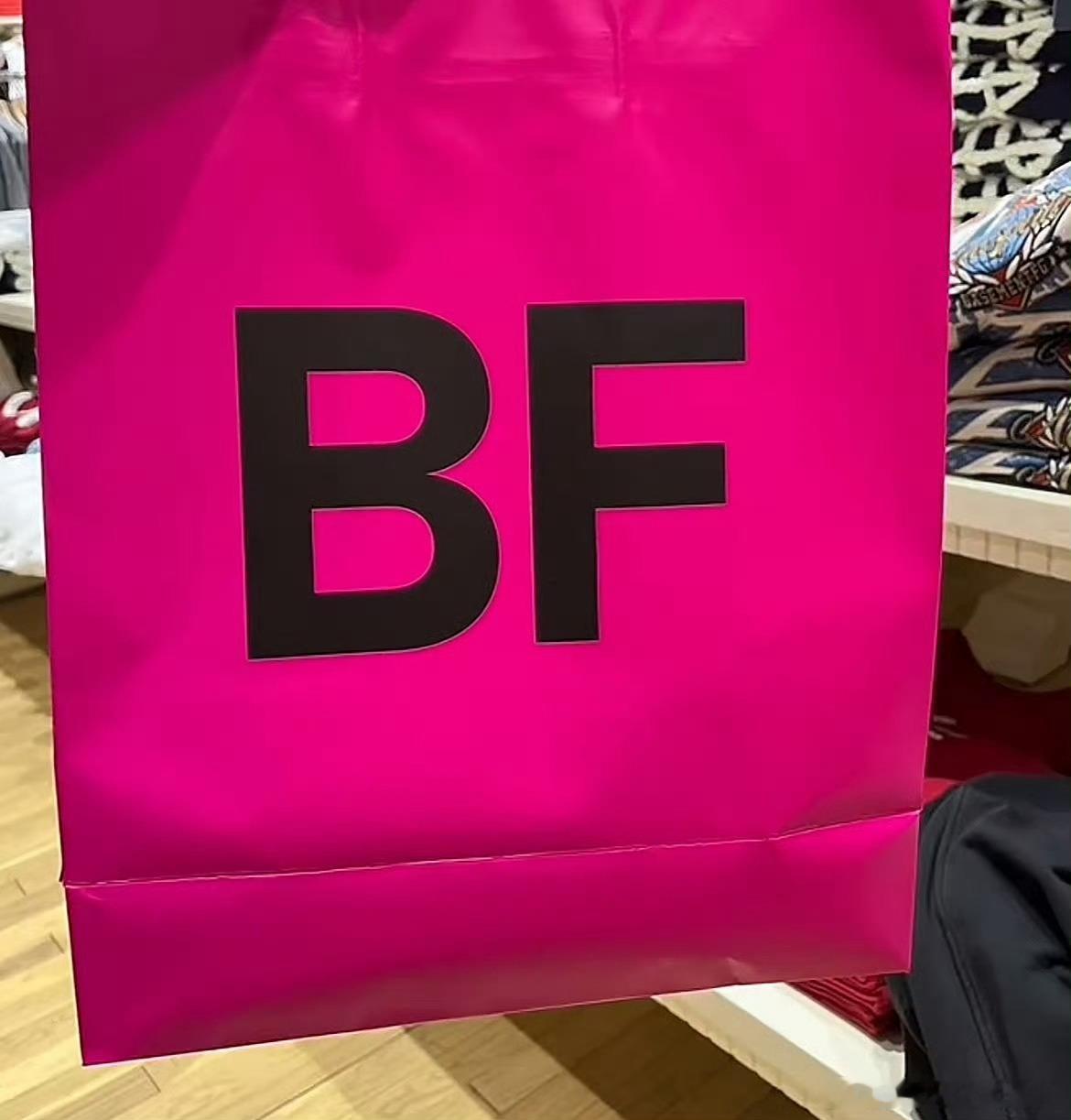 BF是杜华开的梓渝打工那个bf服装店是杜华开的？？？里面服务员都是练习生，怪不得