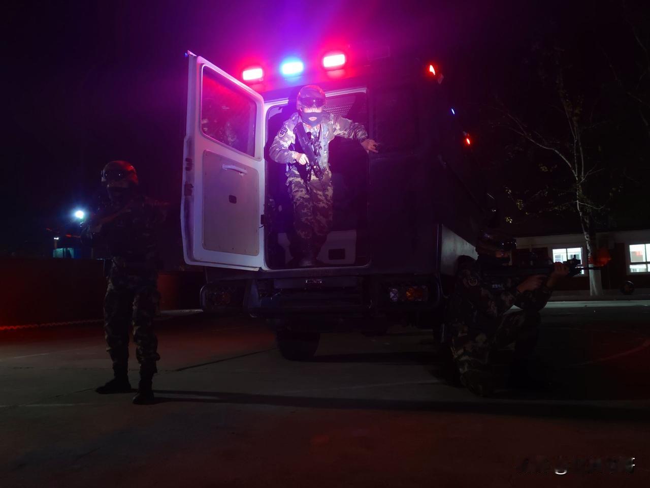 近期公开的解放军实战化演练画面引发关注。演练中，无人机全程锁定目标，特战队员夜间