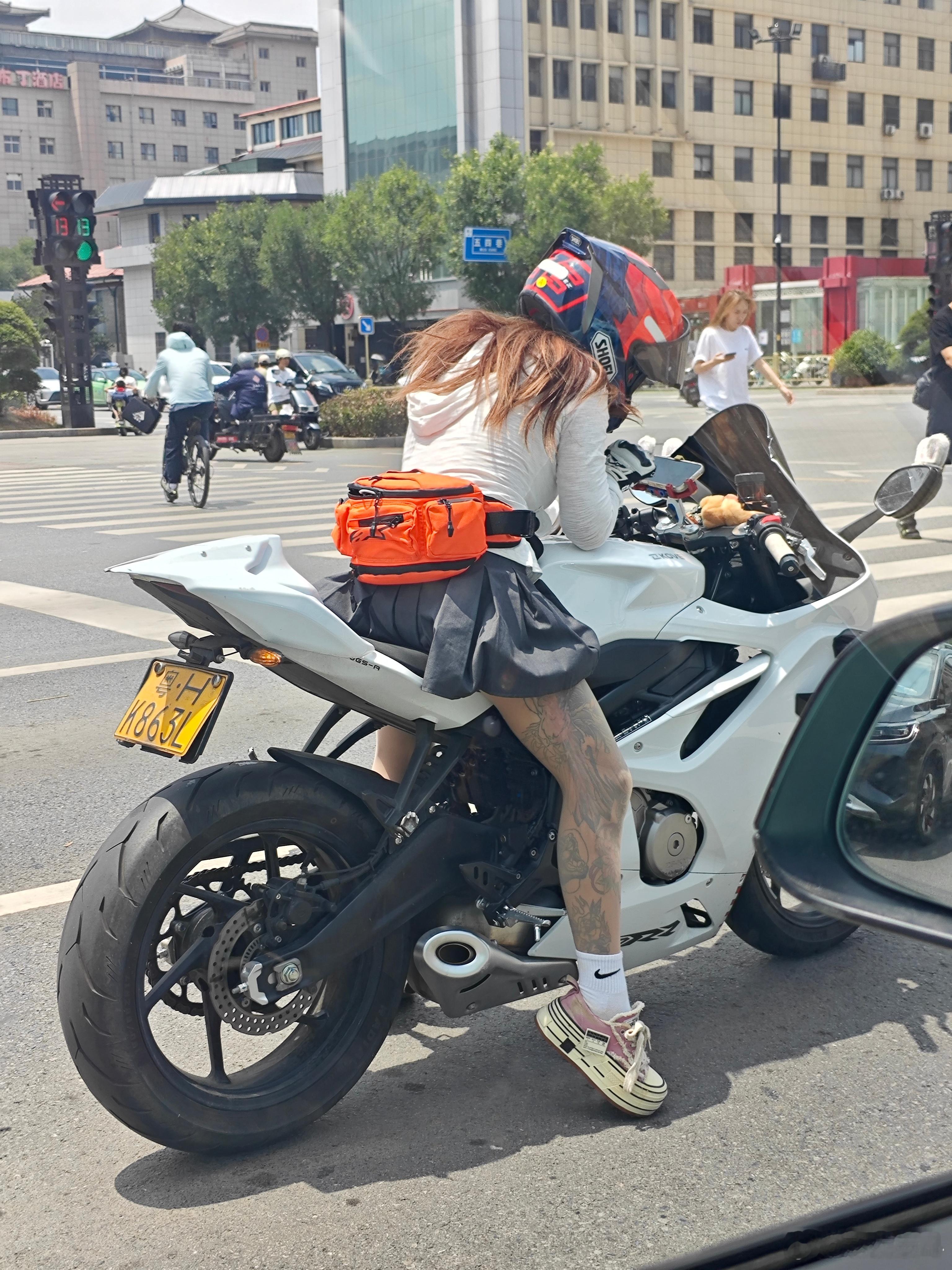 机车少女，机车+纹身+丝袜+短裙，BUFF叠满了。熬夜泰斗的随手拍 ​​​