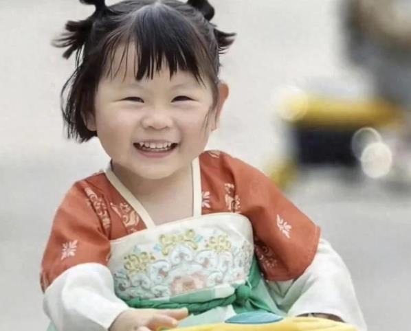 “瑶一瑶”家长否认虐娃。每次摔倒，她妈妈都在旁边哈哈哈哈哈大笑。
 
整天给孩子