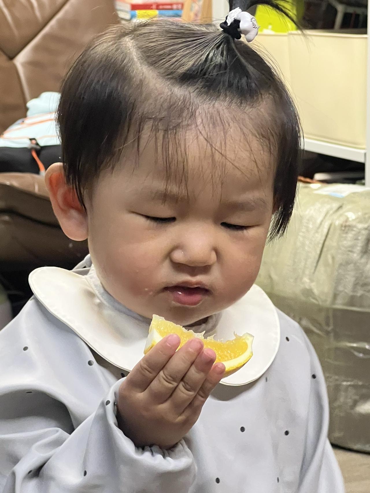 说我坑闺女，我坑了吗？这不吃得挺开心嘛！也太可爱了吧 幼崽成长记 可爱多 记录成