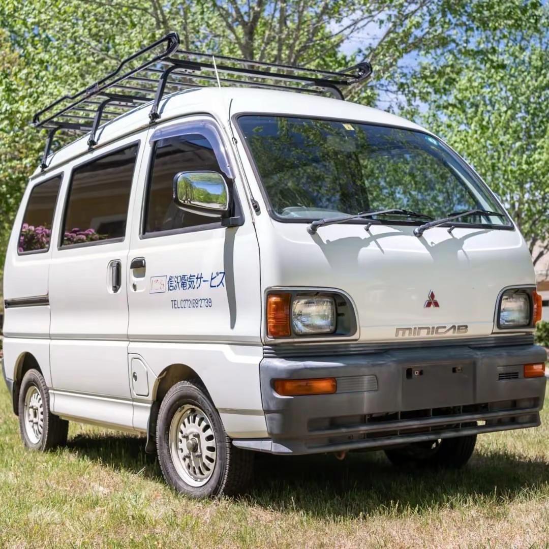 三菱 Minicab.这台 1996 年的三菱 Minicab，是一辆右舵版本的