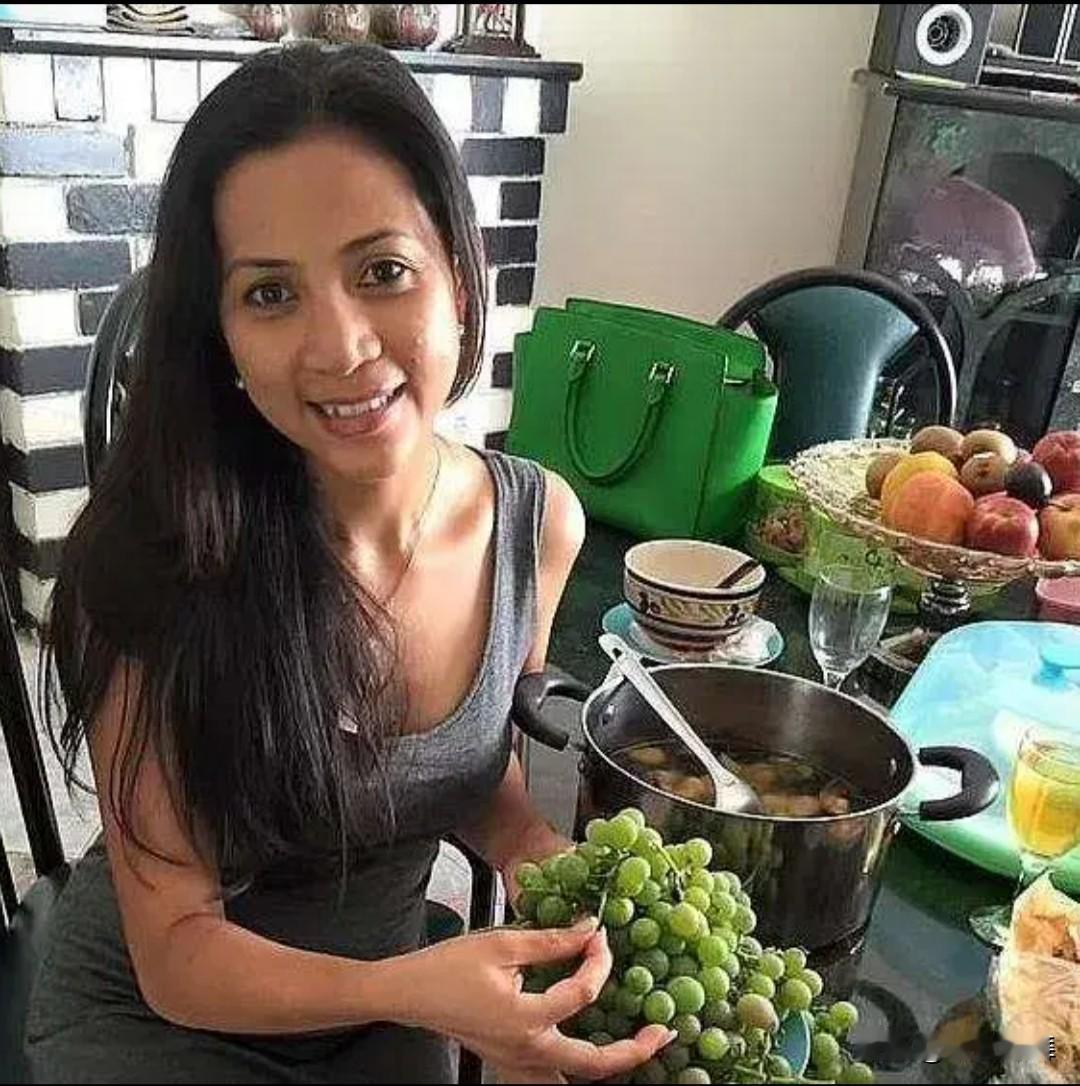 人人都夸菲佣专业细致、性格温和，仿佛天生就适配家政岗位，可没人愿意深想，这份“完