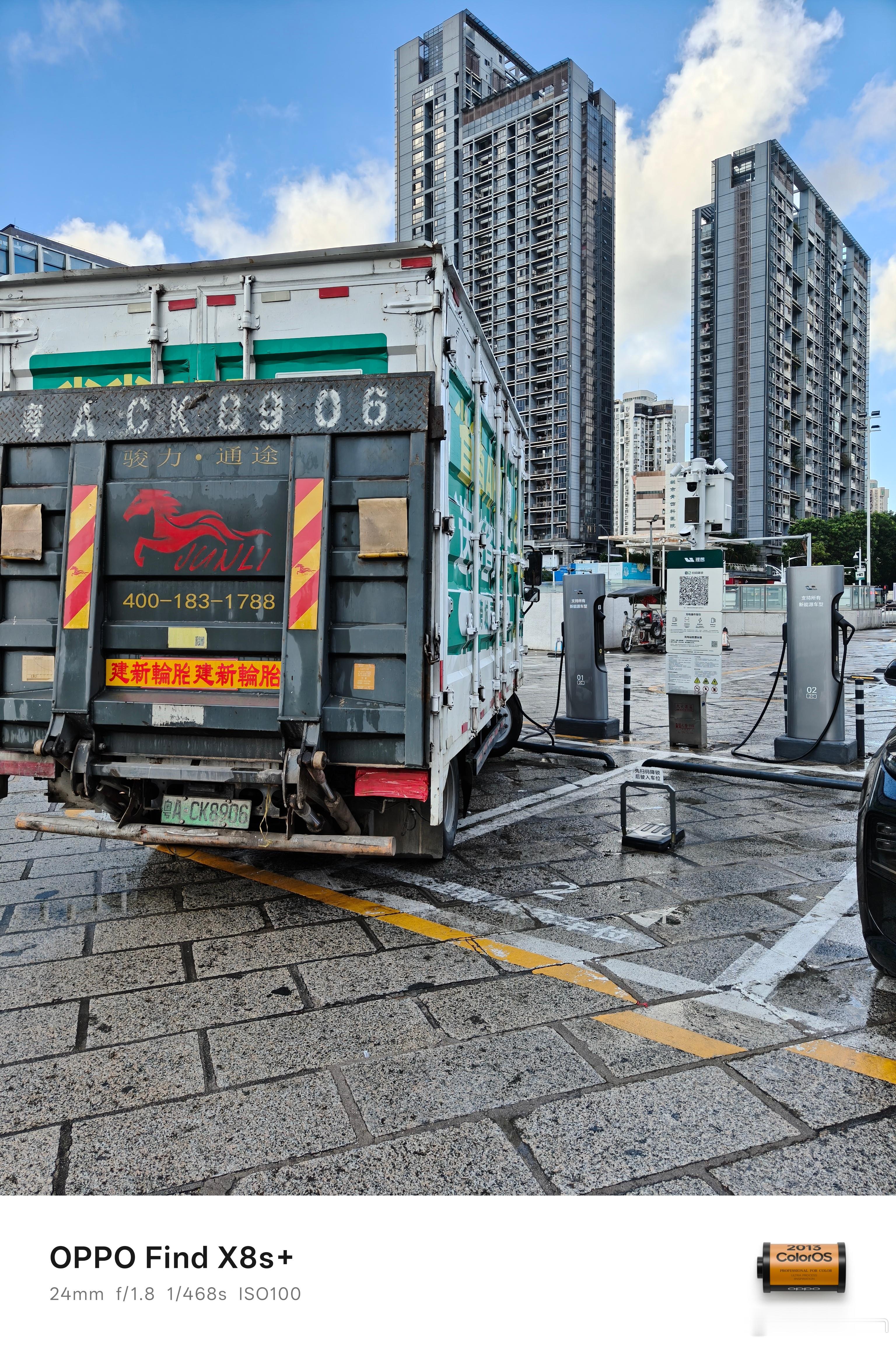为啥非要斜着停呢？又不是够不着[无聊] ​​​