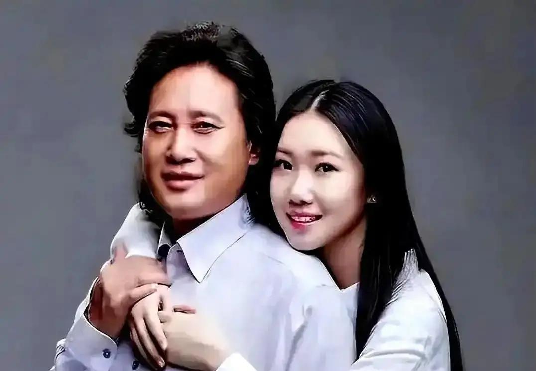 41万粉丝等她开口
 
戴梓伊把微博简介改成“独立音乐人”那天，她爸戴玉强正在隔