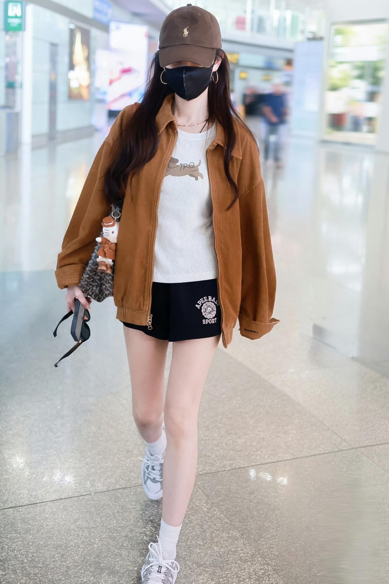 李一桐机场look清爽又元气